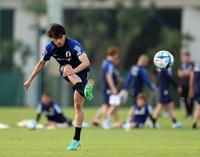 　入念にシュート練習する三笘薫（撮影・山口登）