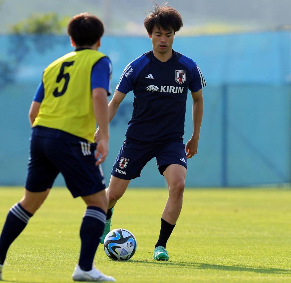 　試合に向け調整する三笘薫（右）＝撮影・山口登