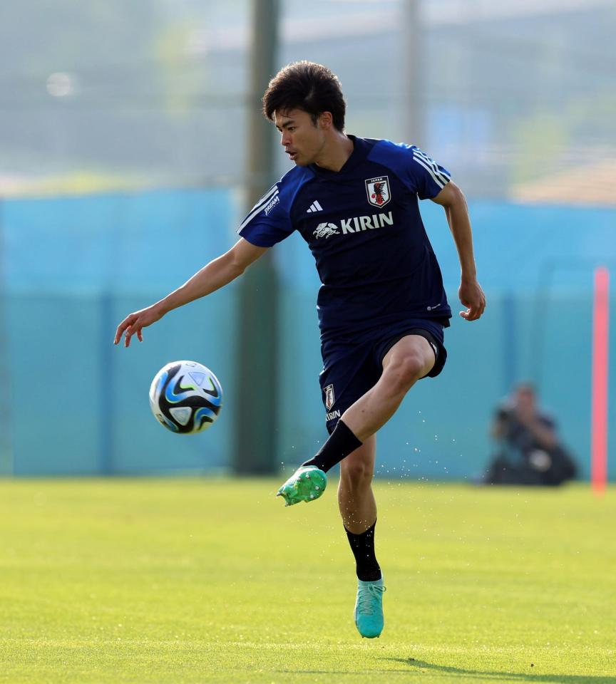 　試合に向け調整する三笘薫（撮影・山口登）