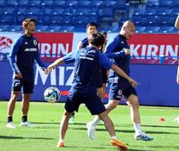 　ペルー戦に向け調整する日本代表・前田大然（右）＝撮影・山口登