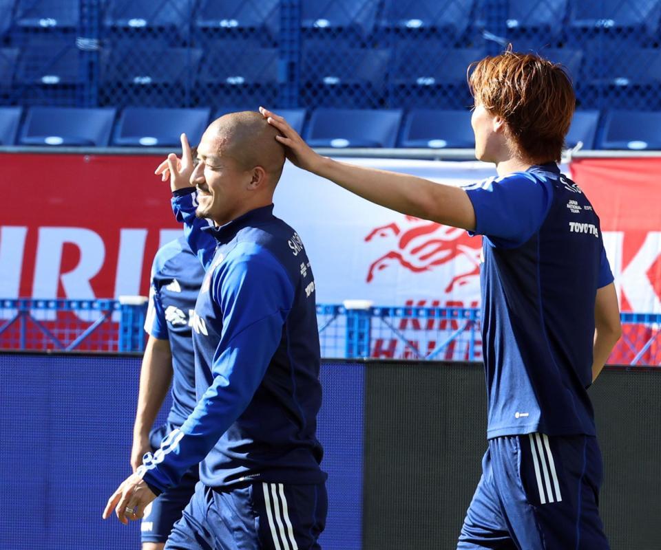 　前田（左）は板倉に頭をなでられる（撮影・山口登）