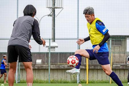 　Ｊ１横浜ＦＣの練習に参加した三浦知良。左は中村俊輔コーチ