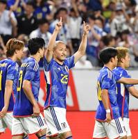 　後半、シュートを決めた日本代表・前田大然（中央）＝撮影・中田匡峻