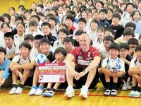 　児童らと集合写真を撮るイニエスタ