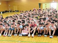　児童ら集合写真を撮るイニエスタ