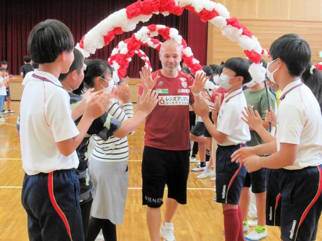 今夏で神戸退団のイニエスタが小学校にサプライズ登場「まさか」「人生に１回の貴重な時間」ボール贈呈、児童と交流