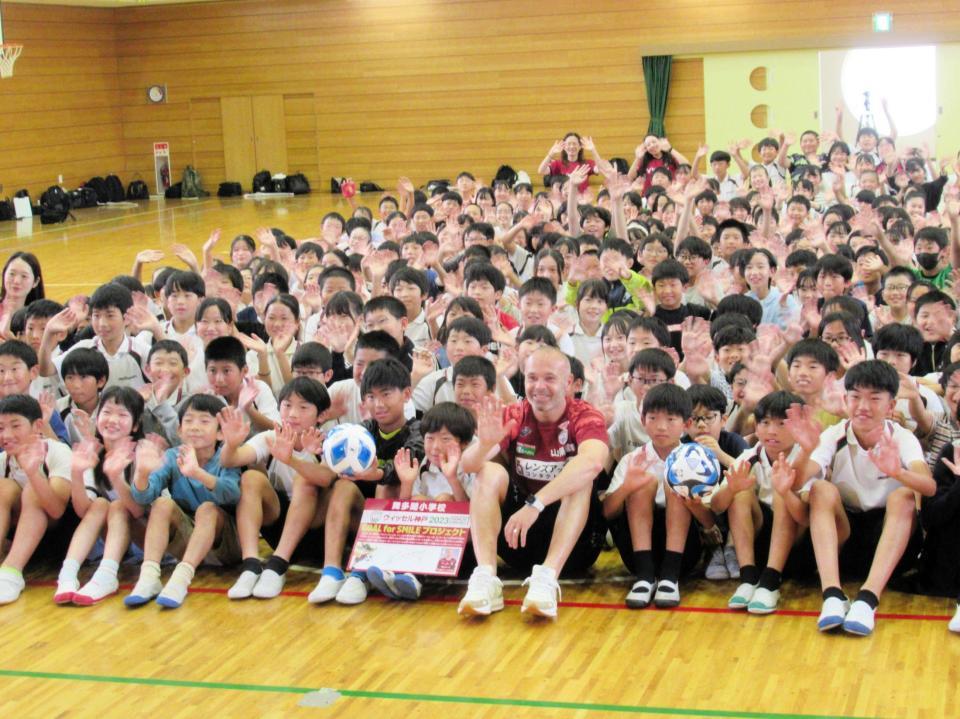 　児童ら集合写真を撮るイニエスタ