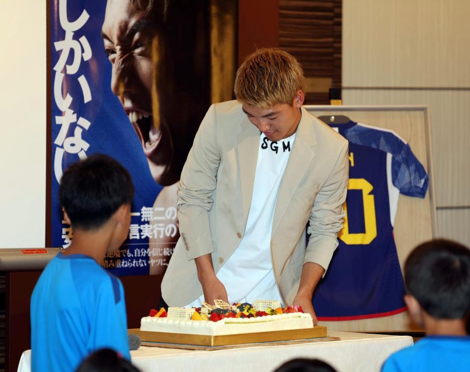 　誕生日ケーキを贈られる堂安律（撮影・山口登）