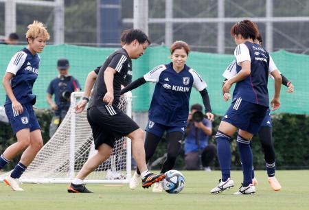 　サッカー女子Ｗ杯に向けた合宿で調整する長谷川（左から３人目）ら＝千葉市