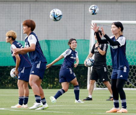 　サッカー女子Ｗ杯に向けた合宿で調整する猶本（中央）ら＝千葉市