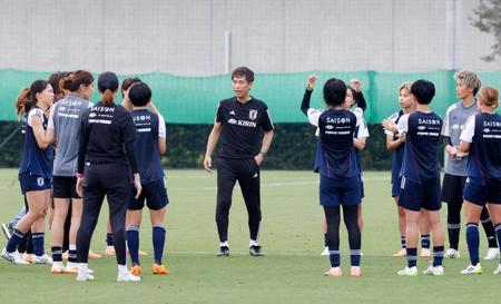 　サッカー女子Ｗ杯に向けた合宿で、選手に声をかける池田監督（中央）