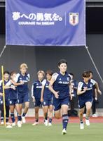 　サッカー女子Ｗ杯に向けた合宿で調整する猶本（手前）ら女子日本代表