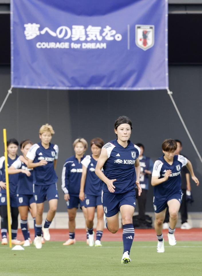 　サッカー女子Ｗ杯に向けた合宿で調整する猶本（手前）ら女子日本代表