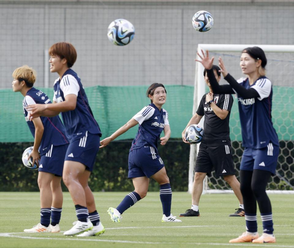 　サッカー女子Ｗ杯に向けた合宿で調整する猶本（中央）ら