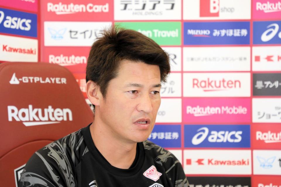 　練習後、オンライン取材に応じる吉田監督　©ＶＩＳＳＥＬ　ＫＯＢＥ