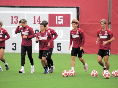 　大迫（右）らとランニングする飯野（右から２人目）