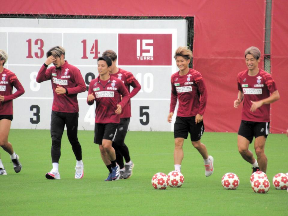 　大迫（右）らとランニングする飯野（右から２人目）