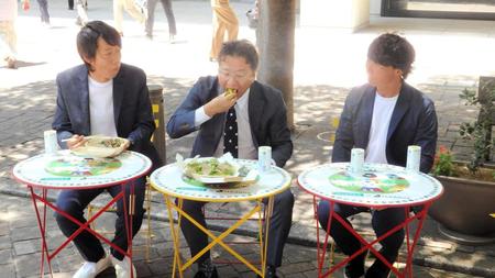 　「明治安田ヴィレッジ」でＪクラブのスタジアムグルメの試食を行う（左から）中村憲剛氏、Ｊリーグ・野々村芳和チェアマン、佐藤寿人氏