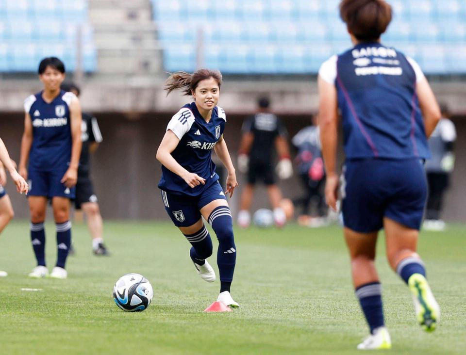 　調整するサッカー女子日本代表の長谷川（中央）ら