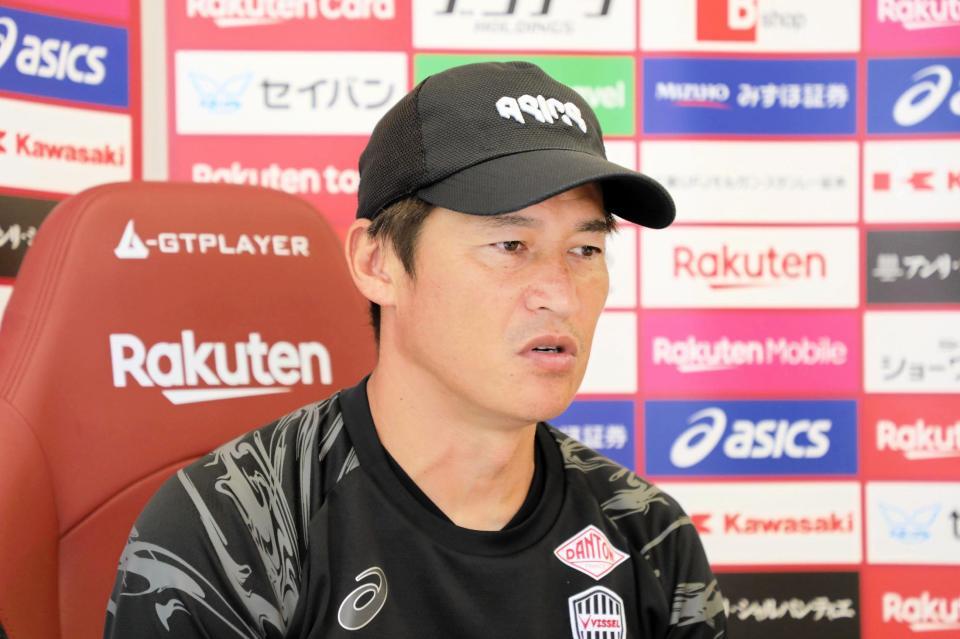 　練習後、オンライン取材に応じた吉田監督　©ＶＩＳＳＥＬ　ＫＯＢＥ