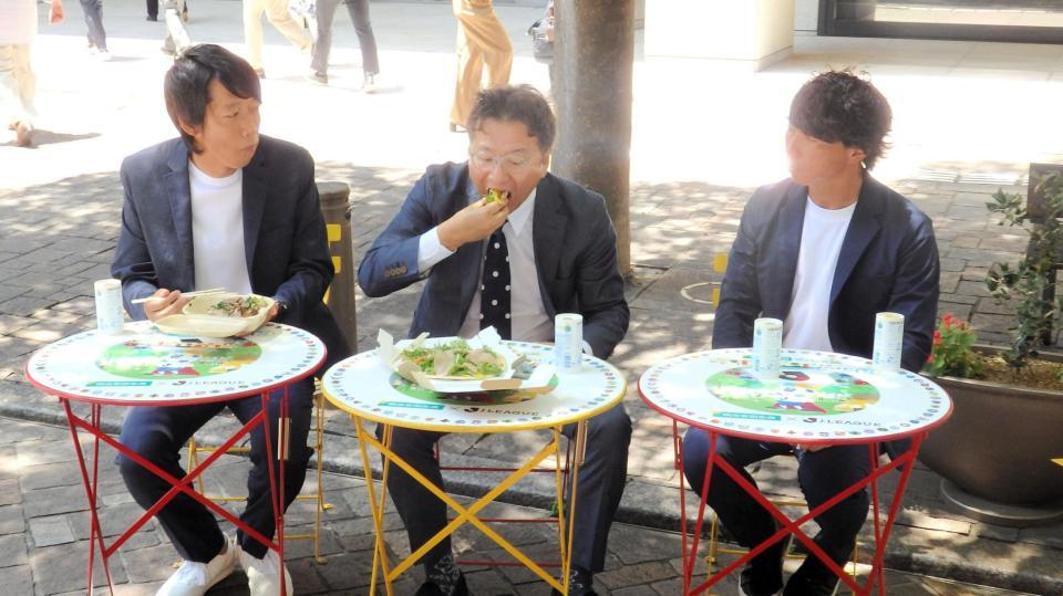 　「明治安田ヴィレッジ」でＪクラブのスタジアムグルメの試食を行う（左から）中村憲剛氏、Ｊリーグ・野々村芳和チェアマン、佐藤寿人氏
