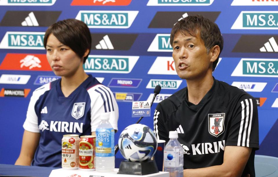 　パナマ戦を前に記者会見するサッカー女子日本代表の池田監督（右）と主将の熊谷＝13日、ユアテックスタジアム仙台