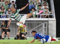 　前半、横浜Ｍ・喜田拓也（下）と激しく競り合うセルティック・前田大然（撮影・堀内翔）