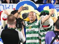 　試合後、記念撮影をするセルティック・前田（撮影・堀内翔）