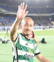 　試合後、声援に応えるセルティック・前田大然（撮影・堀内翔）