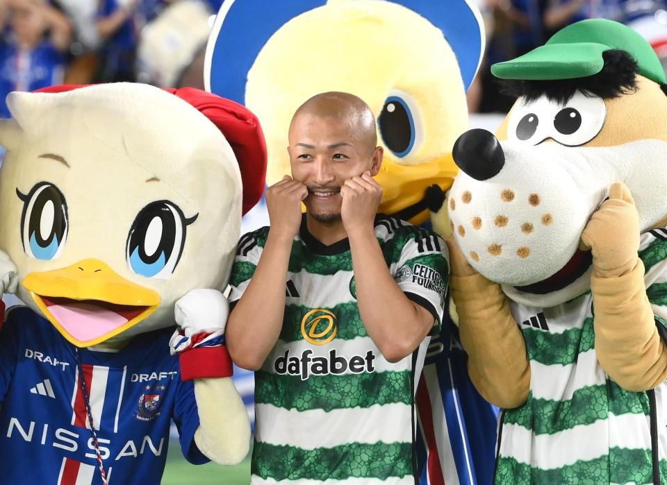 　試合後、両軍のマスコットに囲まれ記念撮影するセルティック・前田（撮影・堀内翔）