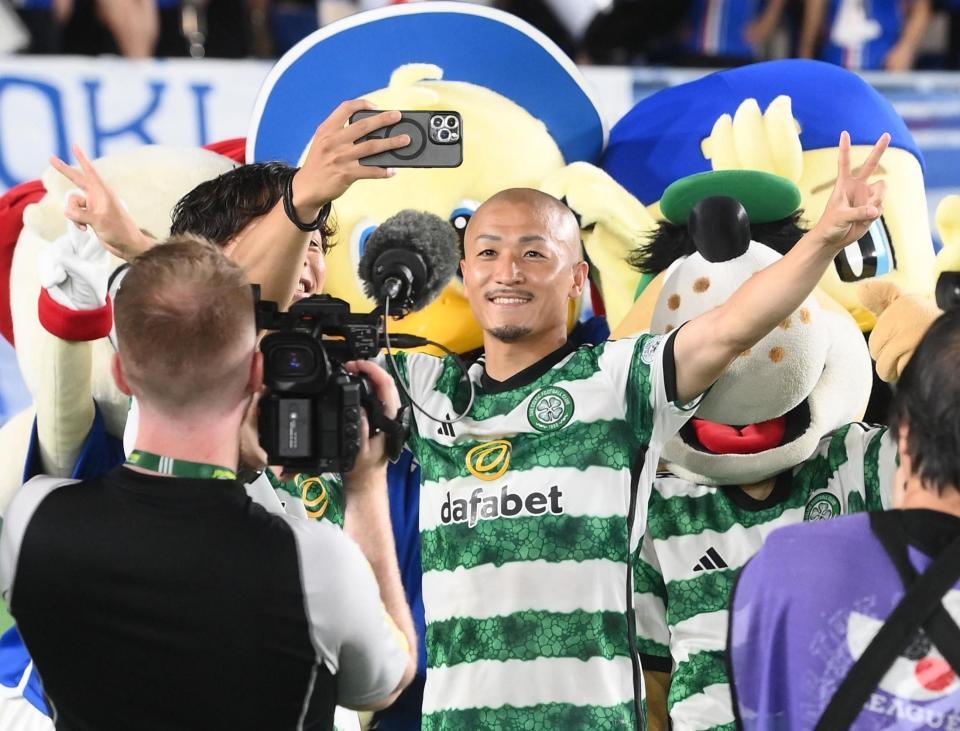 　試合後、記念撮影をするセルティック・前田（撮影・堀内翔）