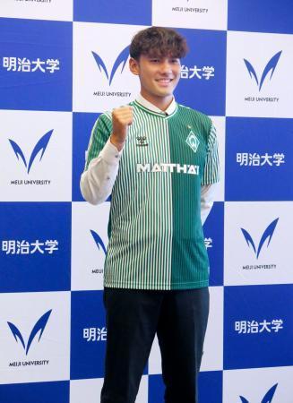 　明大からブレーメンに入団する佐藤恵允＝２０日、東京都内