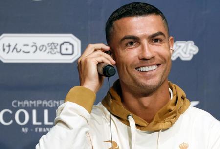 　親善試合に向けて大阪市内で記者会見し、笑顔を見せるアルナスルのロナウド