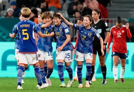 　サッカー女子Ｗ杯のコスタリカ戦の前半、チーム２点目のゴールを決め、祝福される藤野あおば（１５・中央）＝２６日、ニュージーランド・ダニーディン（ＡＰ＝共同）