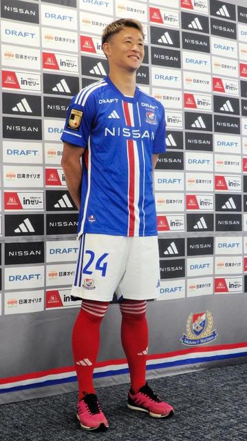 横浜Ｍ　Ｊ２長崎から移籍のＭＦ加藤聖　昨季ＭＶＰの背番号「２４」継承に「ちょっと重みを感じています」