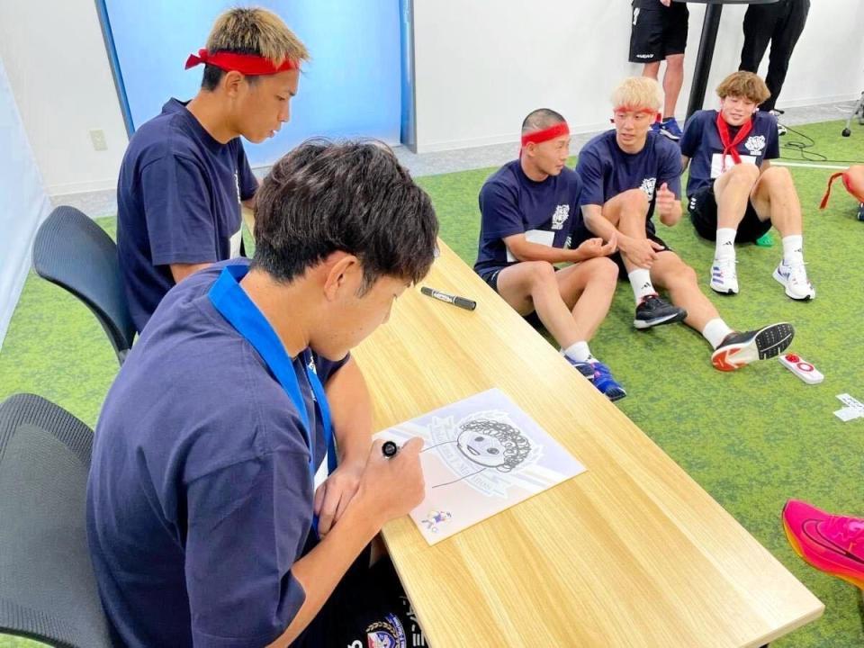 　お絵かき対決で勝負する横浜ＭのＭＦ渡辺（手前）とＦＷ西村（ⓒ１９９２Ｙ．ＭＡＲＩＮＯＳ）