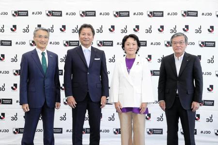 　Ｊリーグと環境省の連携協定２周年記念イベントに出席した（左から）明治安田生命・永島英器社長、Ｊリーグ野々村芳和チェアマン、環境省・山田美樹副大臣、日本電信電話・島田明社長（ⓒＪリーグ）