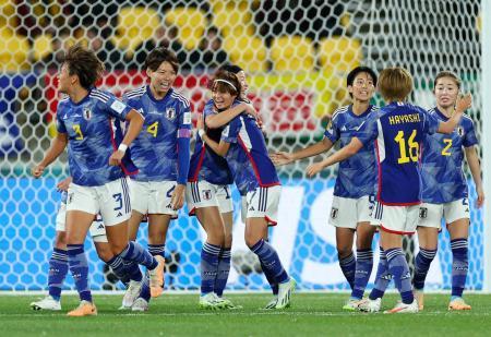 　サッカー女子Ｗ杯のスペイン戦の前半、先制ゴールを決めた宮沢ひなた（中央手前）を祝福する日本イレブン＝３１日、ニュージーランド・ウェリントン（ゲッティ＝共同）