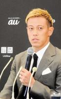 　大会設立会見を行う本田圭佑