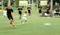 　子どもたちとのエキシビションでシュートを放つ本田圭佑