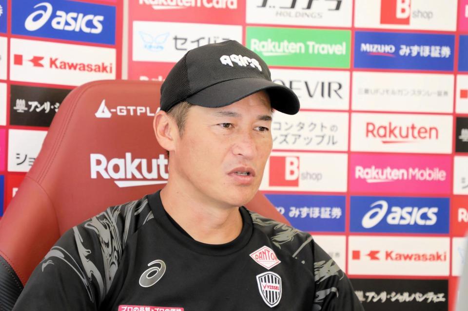 　練習後、オンライン取材に応じる吉田監督　©ＶＩＳＳＥＬ　ＫＯＢＥ