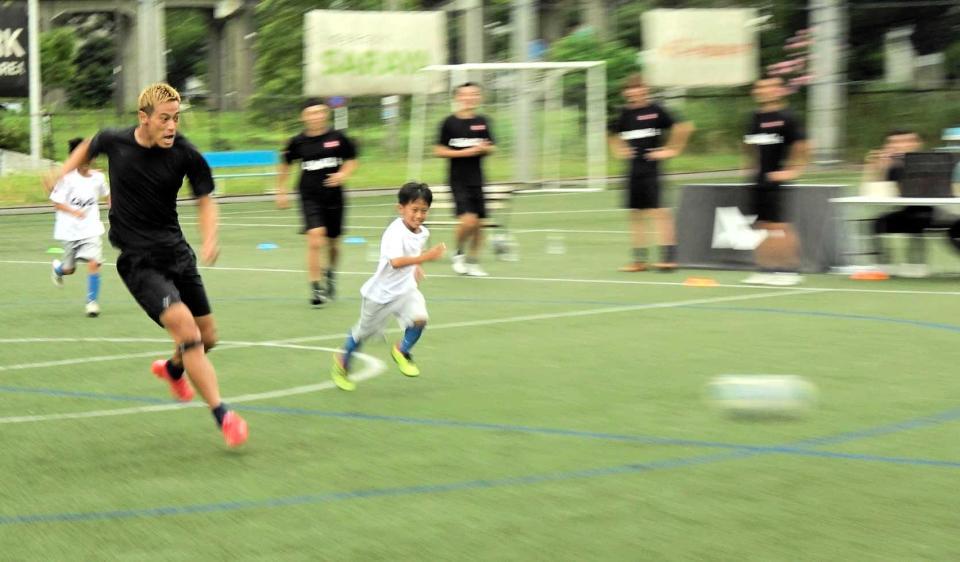 　子どもたちとのエキシビションでシュートを放つ本田圭佑