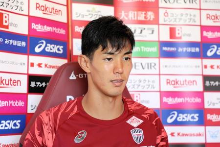　練習後、オンライン取材に応じる武藤　©VISSEL KOBE