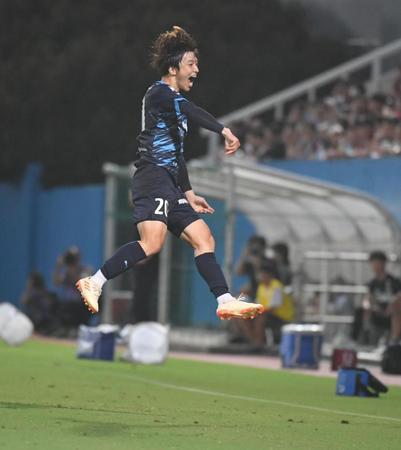 　前半、ゴールを決めて喜ぶ横浜ＦＣ井上潮音（撮影・佐々木彰尚）