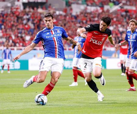 　後半、競り合う横浜Ｍのエドゥアルド（左）と浦和・酒井