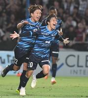 　前半、ゴールを決めて喜ぶ横浜ＦＣ井上潮音（撮影・佐々木彰尚）