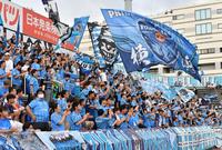 声援を送る横浜ＦＣサポーター＝横浜・ニッパツ三ツ沢球技場（撮影・佐々木彰尚）