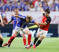 　後半、競り合う横浜Ｍ・松原（左手前）と浦和・中島