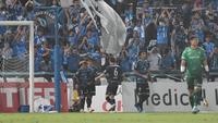 　後半、ゴールを決めて喜ぶ横浜ＦＣ山下（左）＝撮影・佐々木彰尚