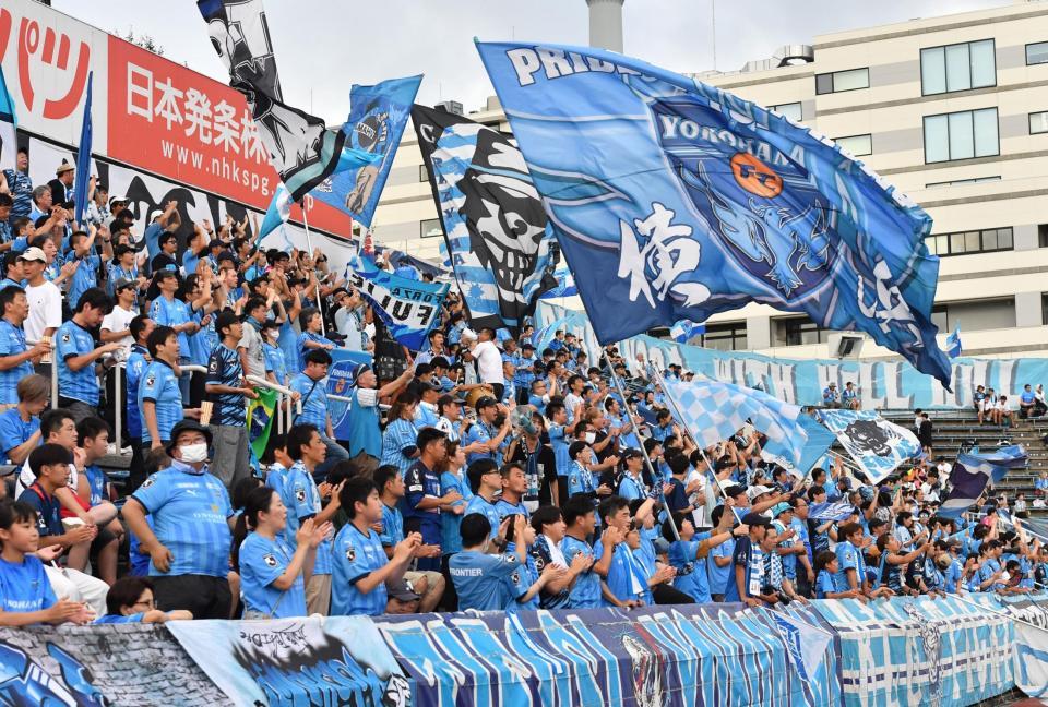 声援を送る横浜ＦＣサポーター＝横浜・ニッパツ三ツ沢球技場（撮影・佐々木彰尚）